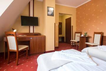 Фото номера Двухместный номер с 2 отдельными кроватями Отель Dwór Bogucin Hotel&amp;Restauracja г. Bogucin 3