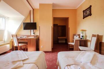 Фото номера Двухместный номер с 2 отдельными кроватями Отель Dwór Bogucin Hotel&amp;Restauracja г. Bogucin 2
